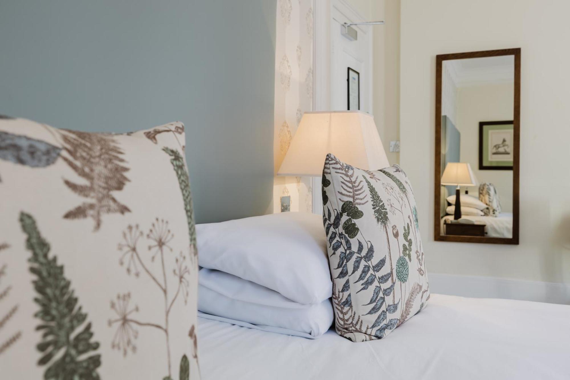 Winchester Royal Hotel Bagian luar foto