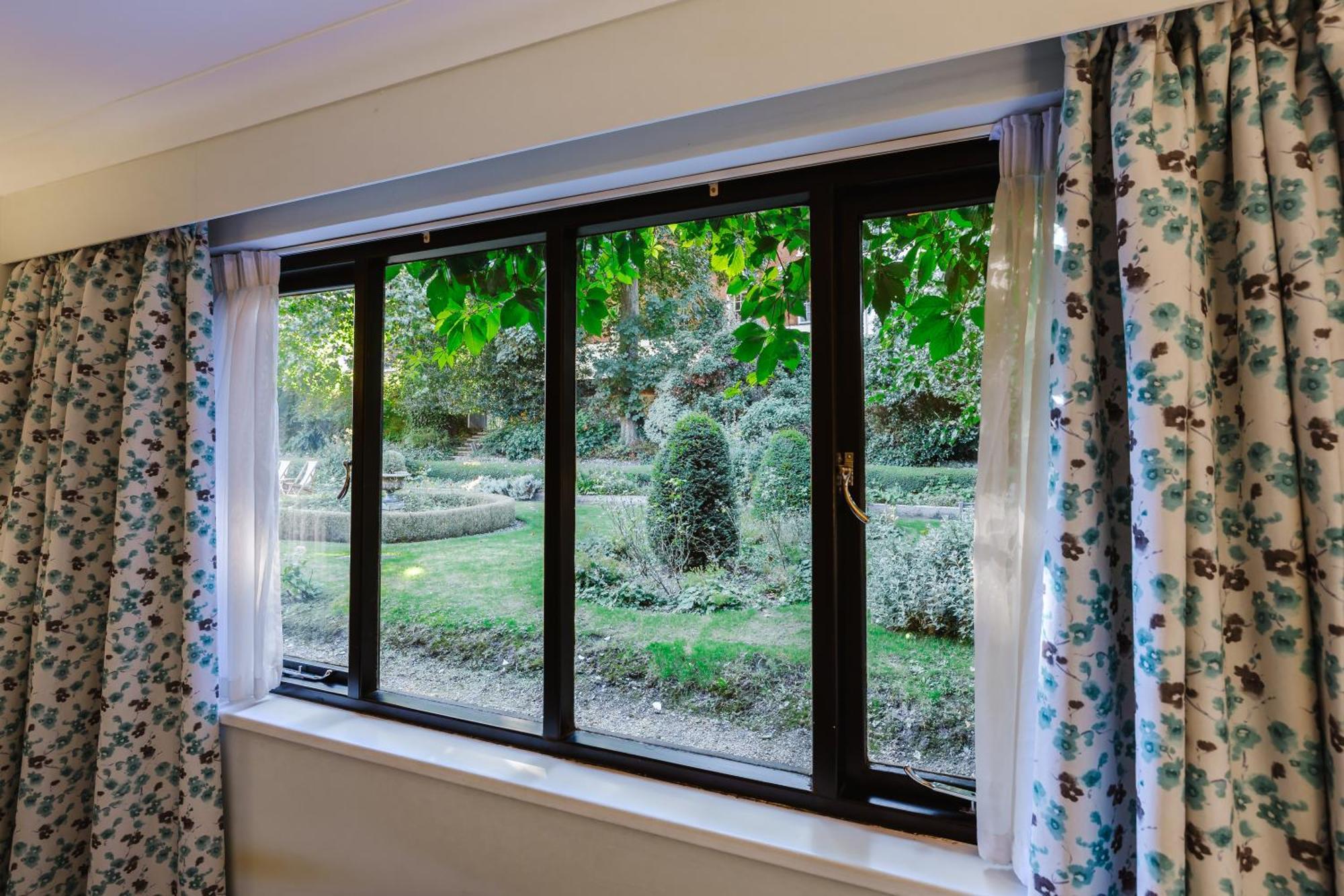 Winchester Royal Hotel Bagian luar foto